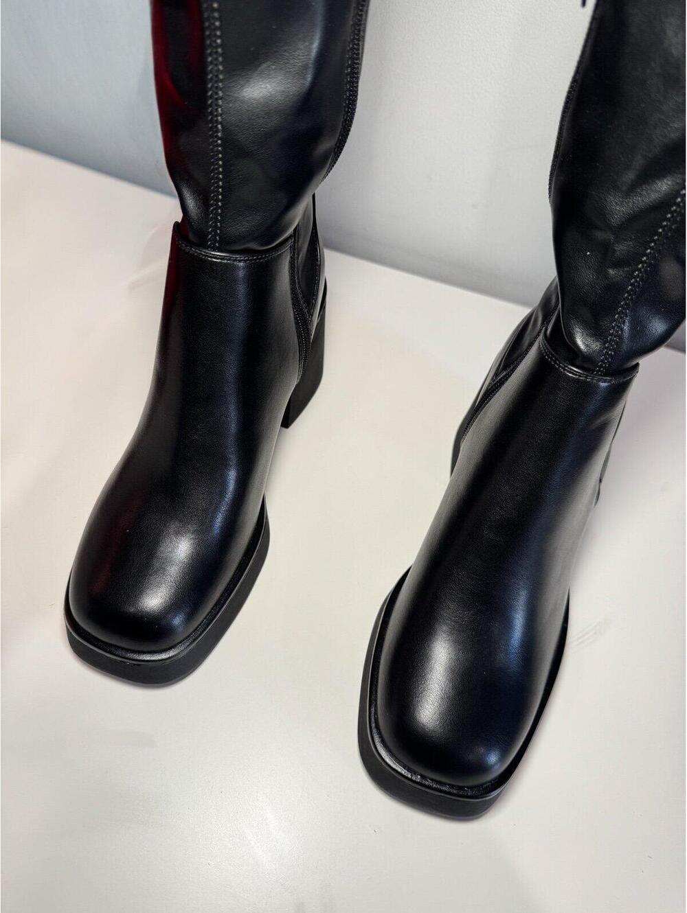 Black boots - Picture 4 of 5